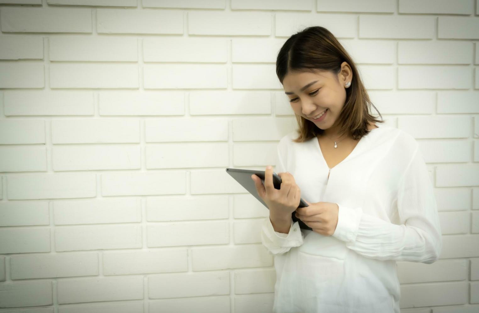 Équipe Varonelysia discutant du SEO mobile et de la stratégie digitale